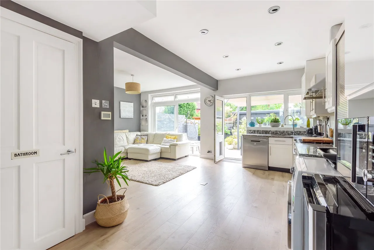 Cleveland Avenue, Hampton, TW12 2RD, photo 3