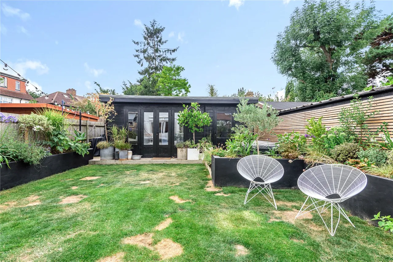Cleveland Avenue, Hampton, TW12 2RD, photo 9