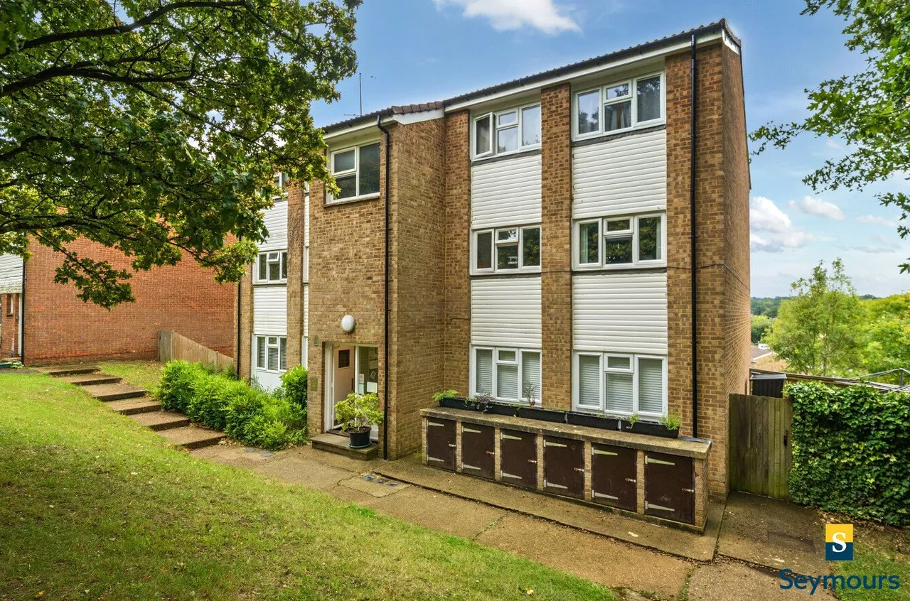 2 bed flat for sale, Park Barn Drive, Guildford, GU2