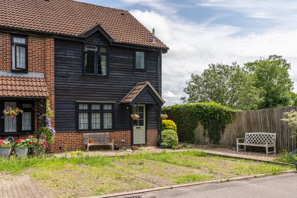 1 bed house for sale, Barleymow Court, Betchworth, RH3