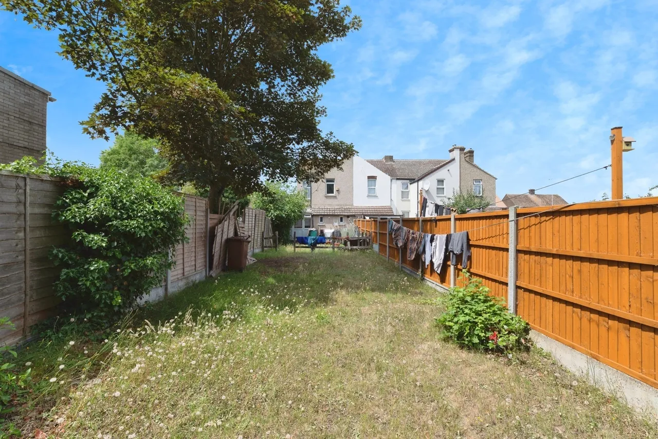 Brentwood Road, Grays, Essex, RM16, photo 2
