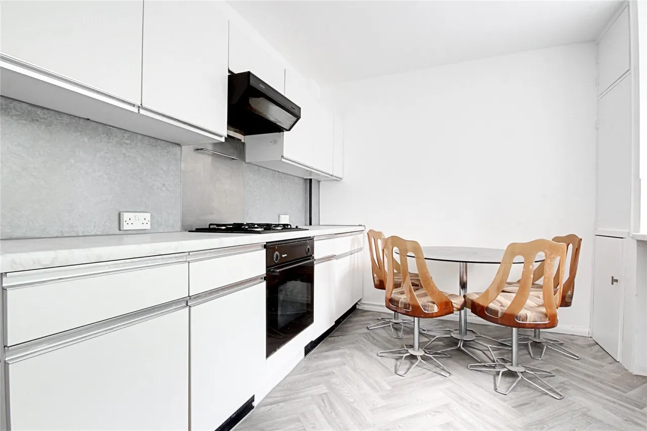 2 bed property to rent, Masons Parade, Newgatestreet Road