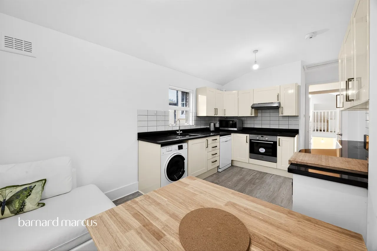 Whitestile Road, Brentford, photo 4