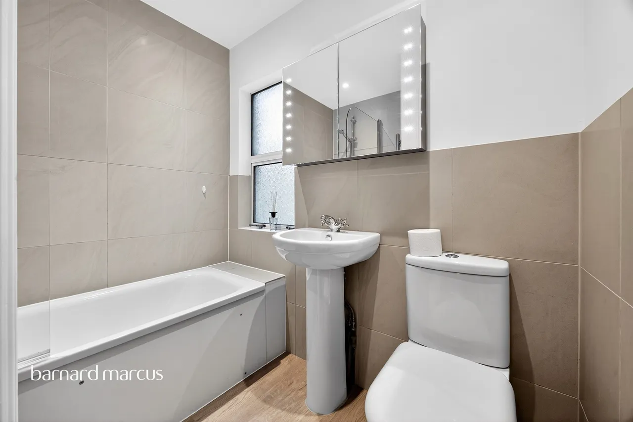 Whitestile Road, Brentford, photo 7