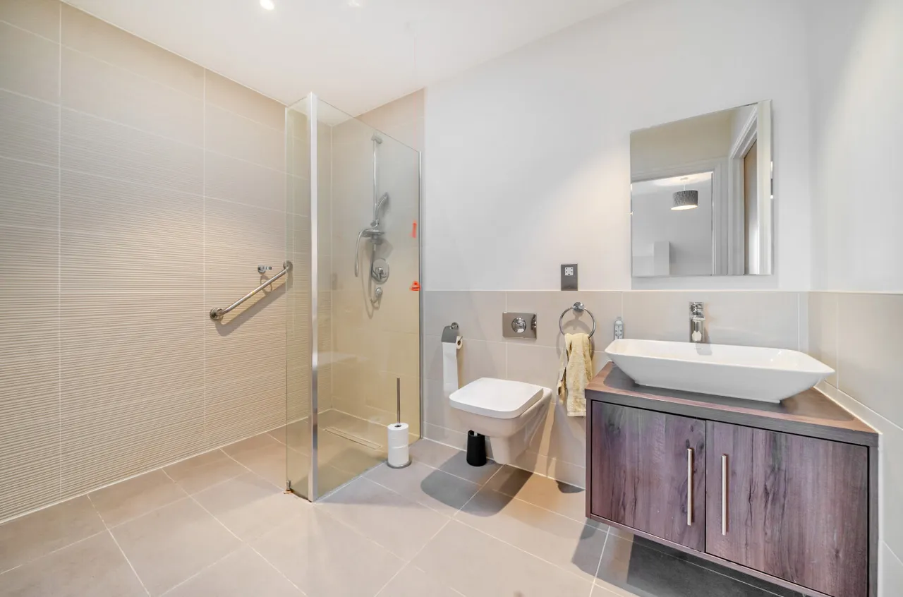 Redfields Lane, Church Crookham, Fleet, Hampshire, GU52 0AE, photo 9