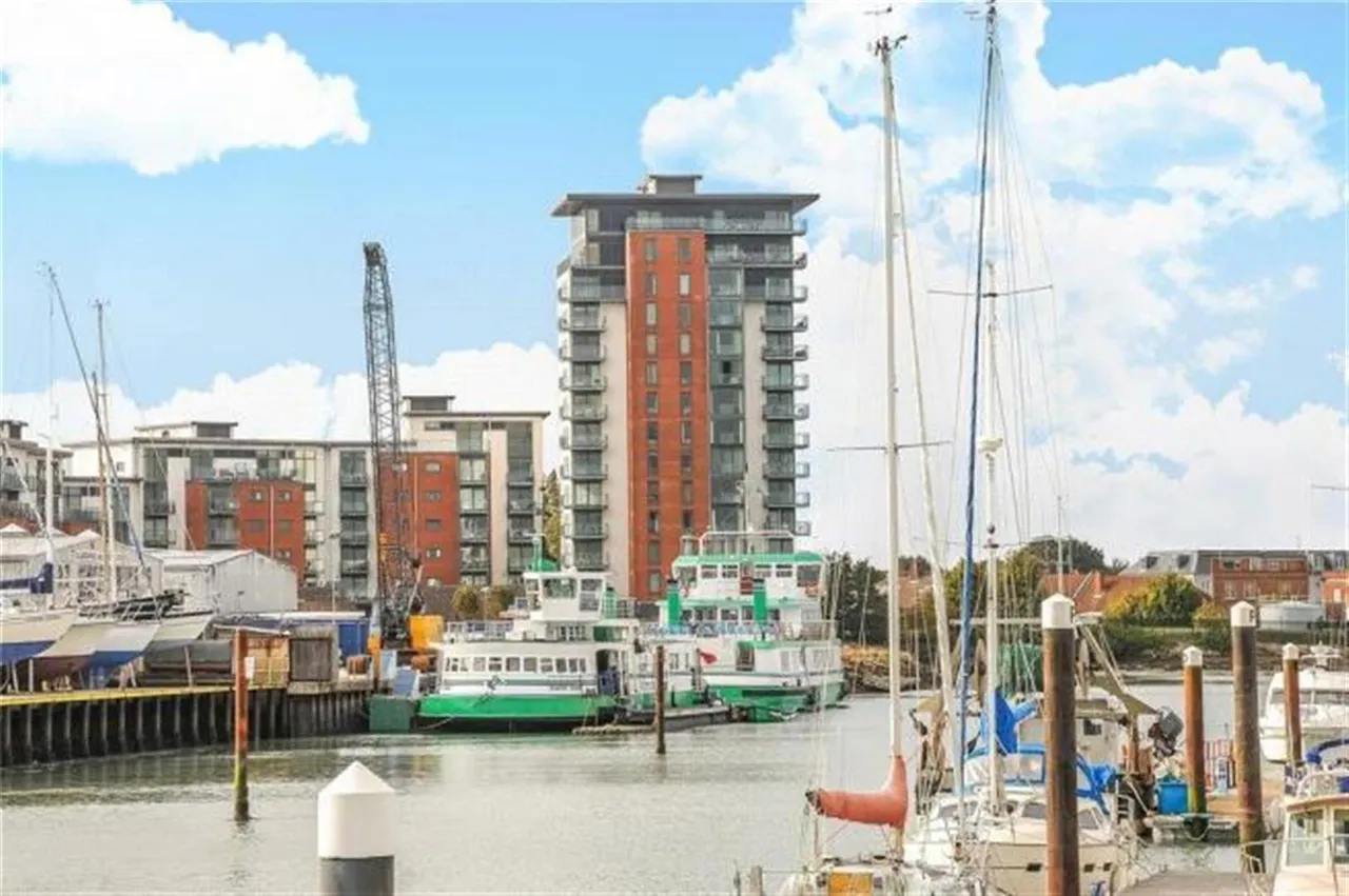 2 bed flat for sale, Rope Quays, Gosport, PO12