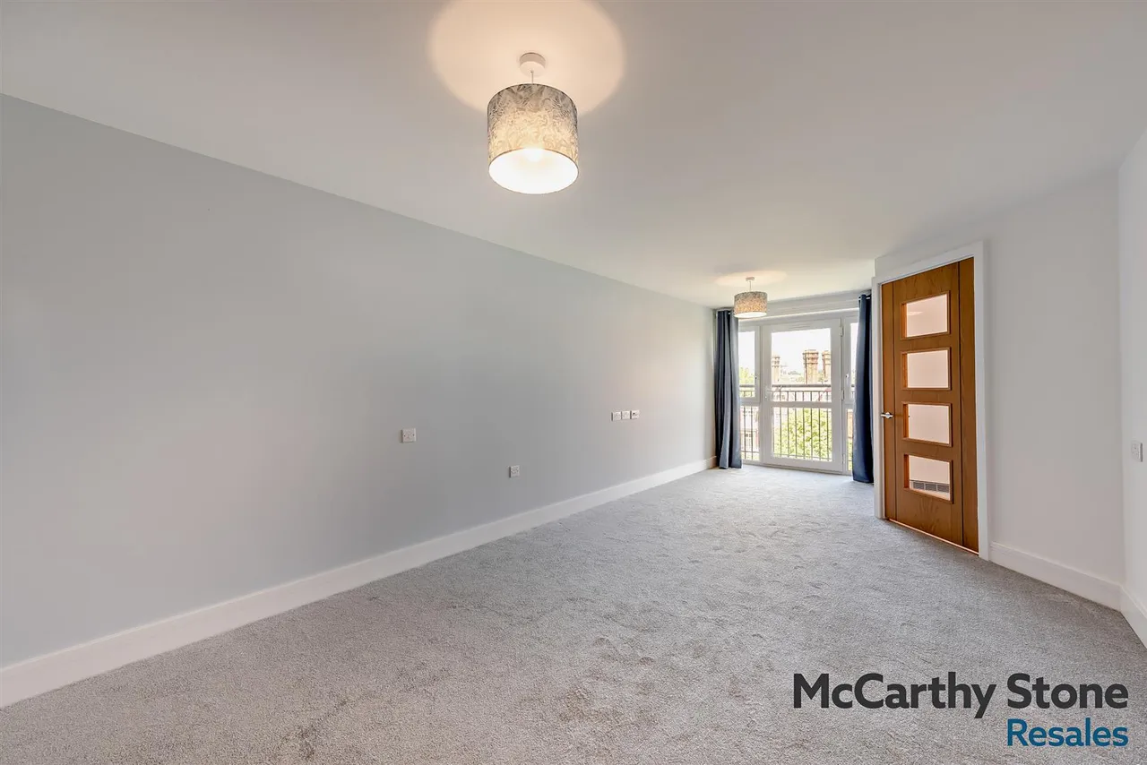 1 bed flat for sale, Jevington Gardens, Eastbourne, BN21