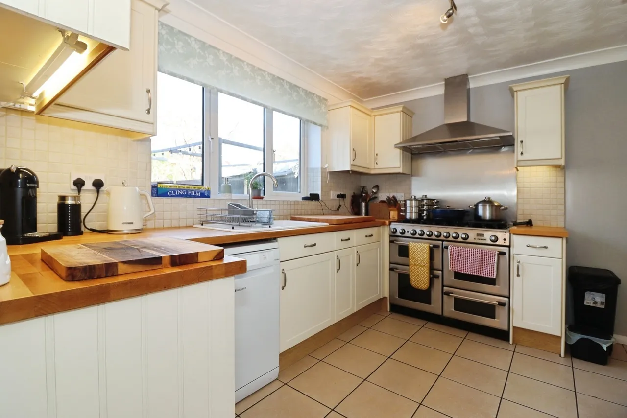 Dewfalls Drive, Bradley Stoke, Bristol, Gloucestershire, BS32, photo 2