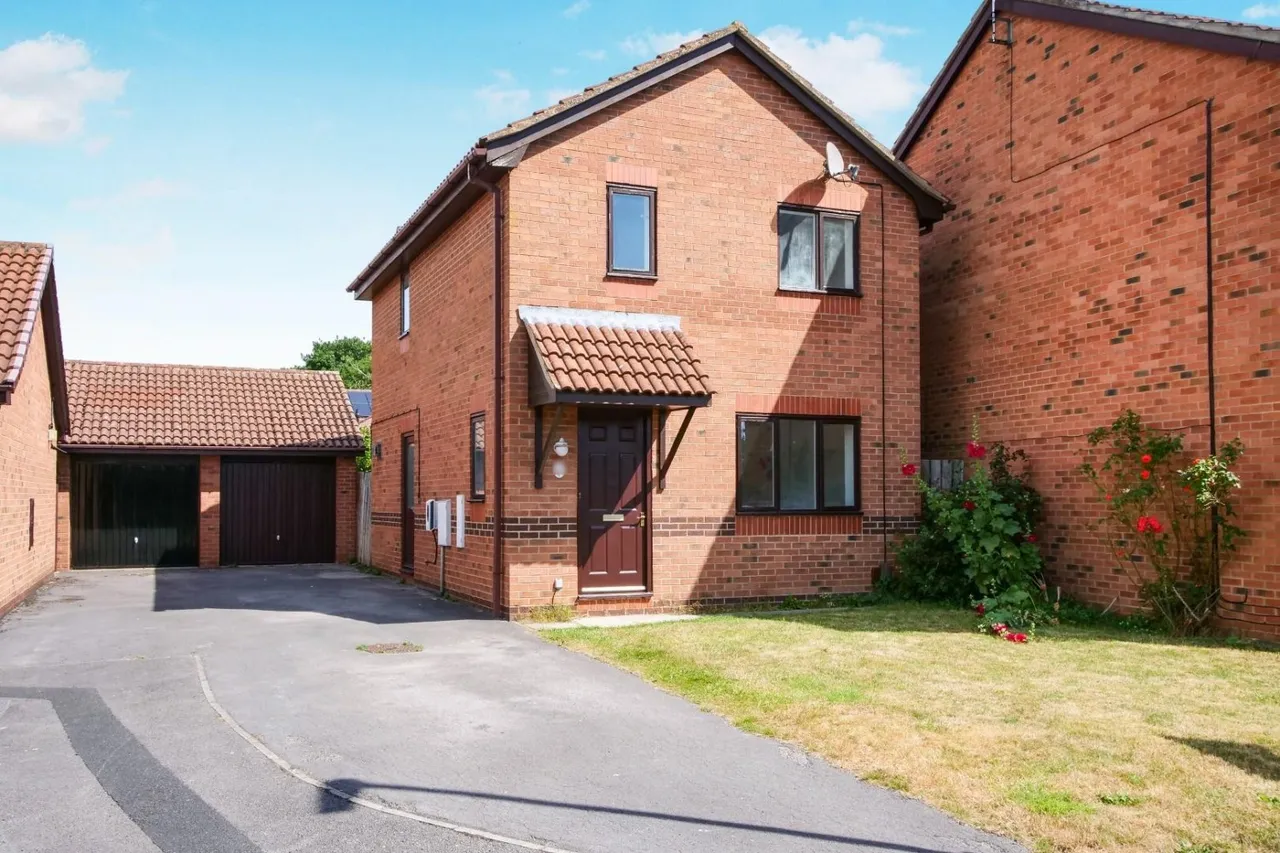 3 bed house for sale — Norway Drive, York