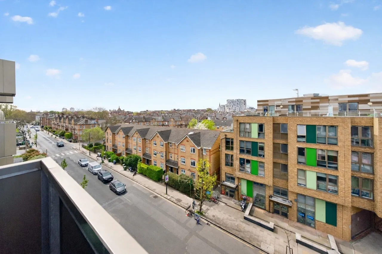 Bedford Road, London, photo 2