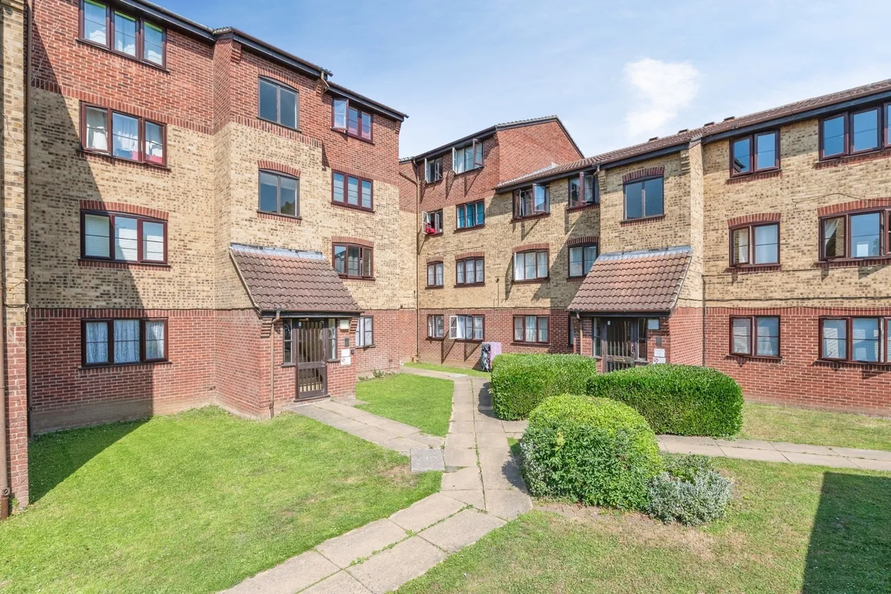 1 bed flat for sale — Conway Gardens, Grays, Essex, RM17