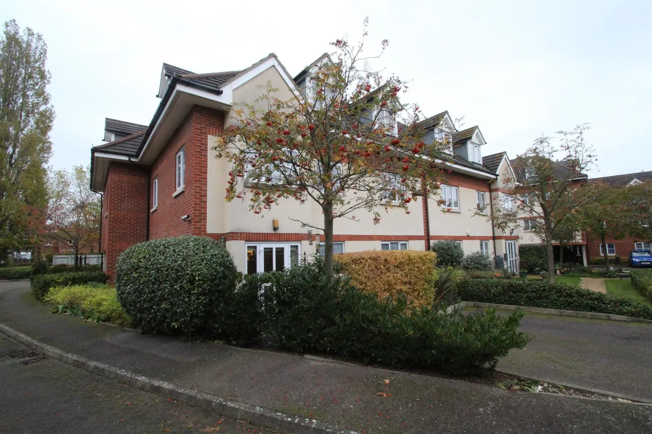 2 bed flat to rent — Coy Court, AYLESBURY