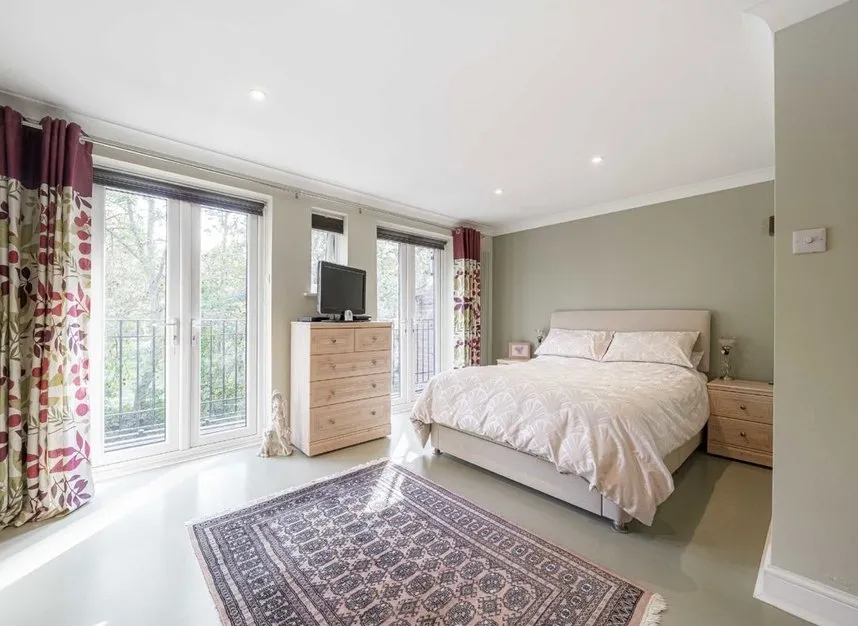 Oxford Row, Sunbury-On-Thames, TW16, photo 5