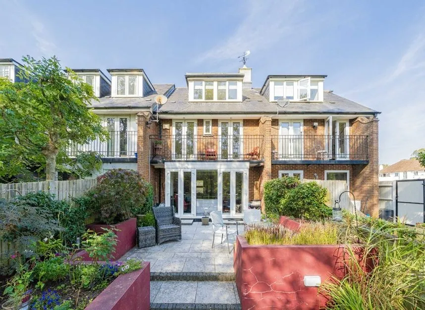 Oxford Row, Sunbury-On-Thames, TW16, photo 8