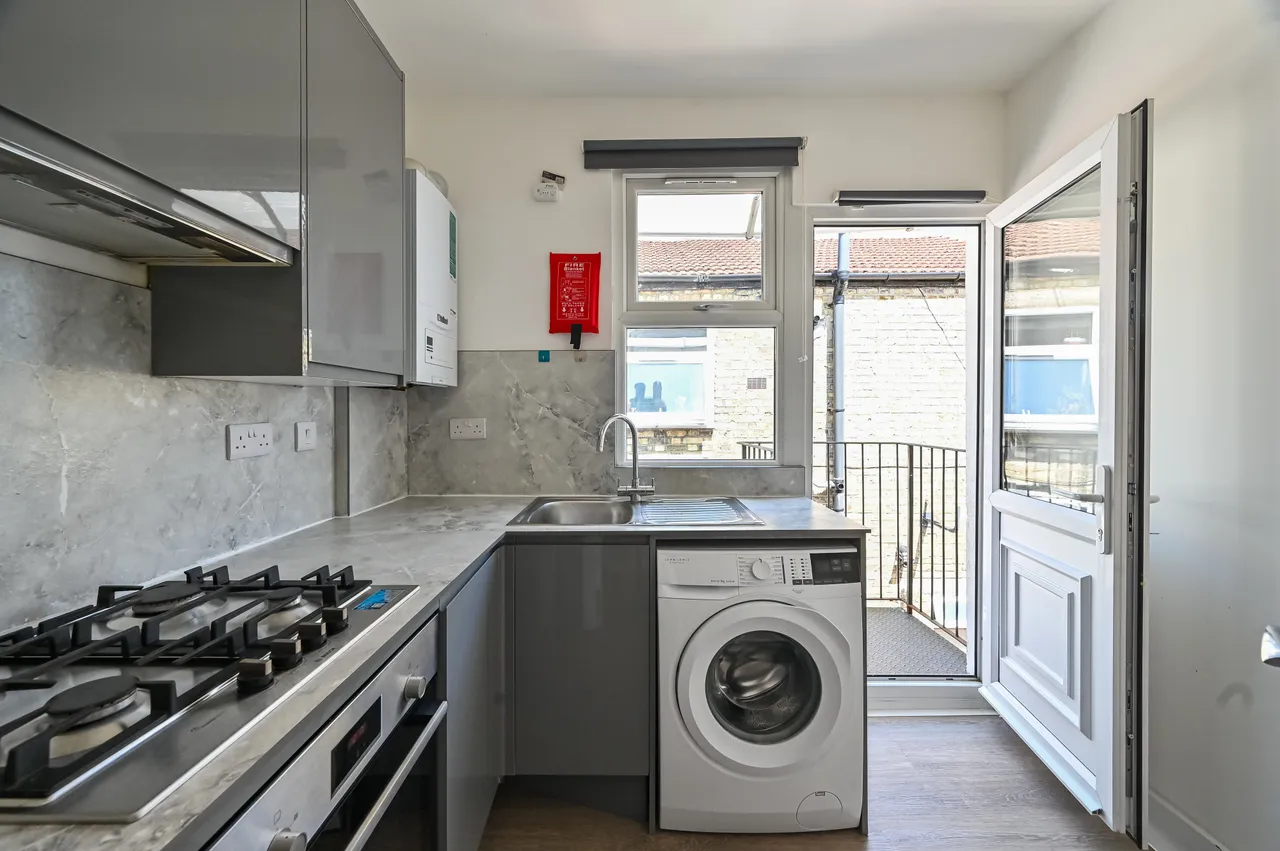 Flat B, 18 Frome Road, London, photo 3