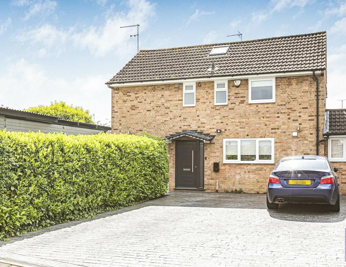 3 bed house for sale — Puttocks Drive, Welham Green AL9 7LL