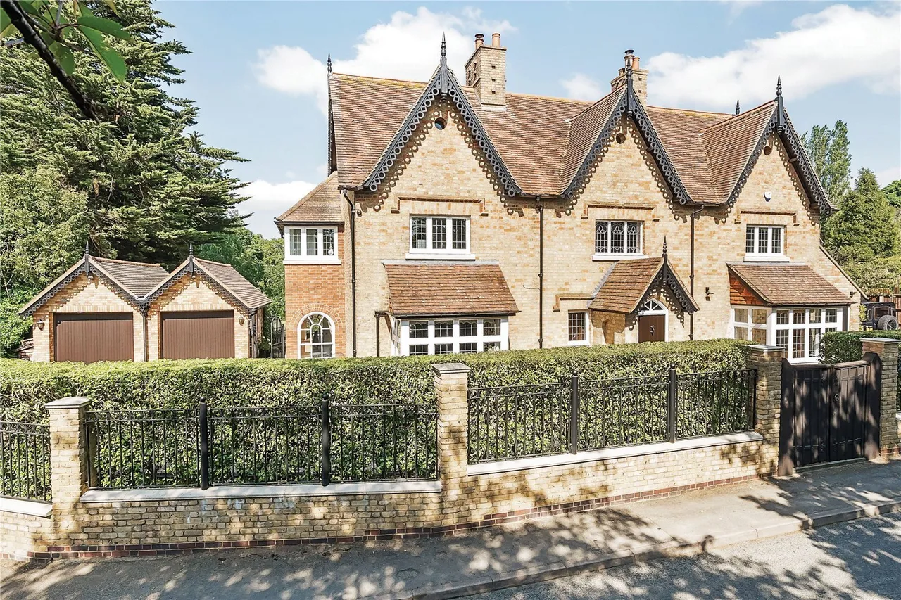 4 bed house for sale, Park Road, Toddington, LU5