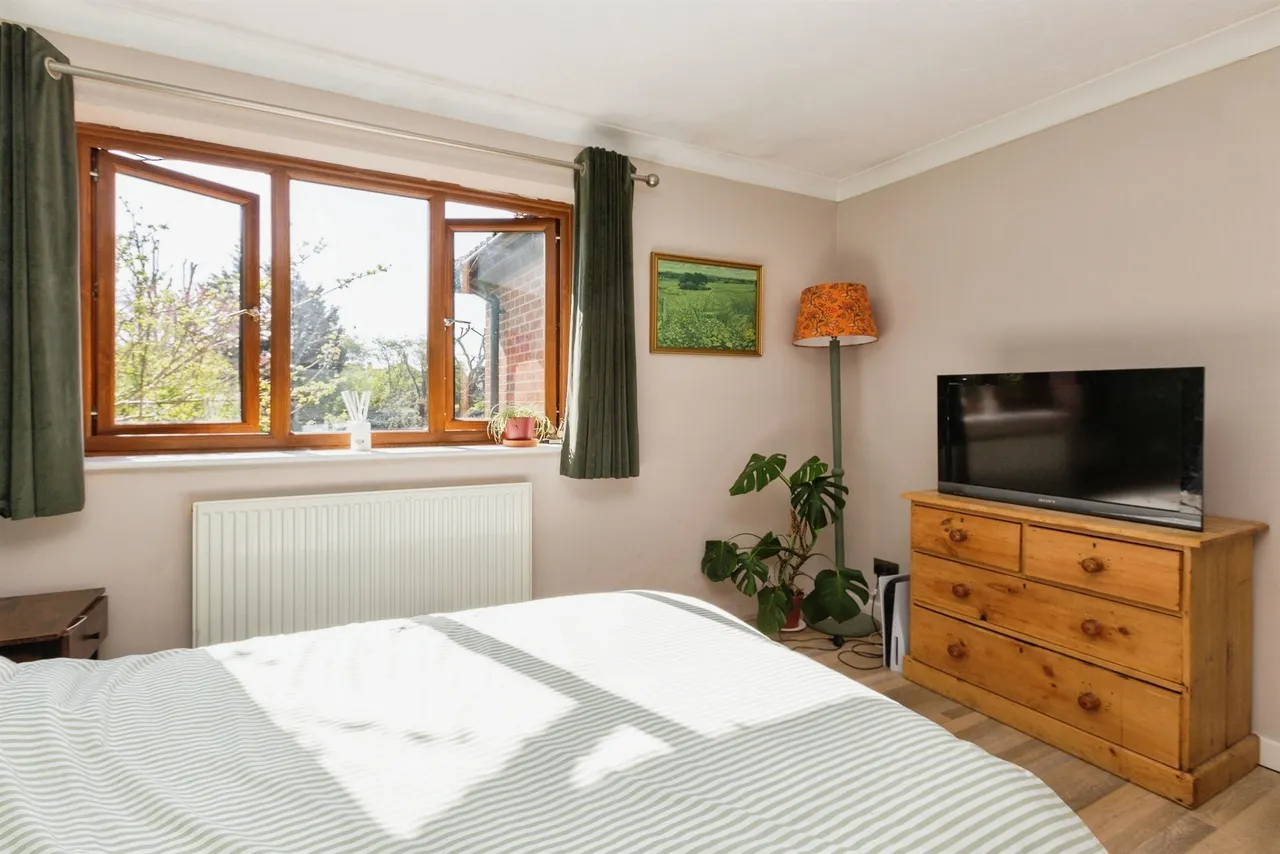 Station Road, Stoke Mandeville, HP22, photo 13