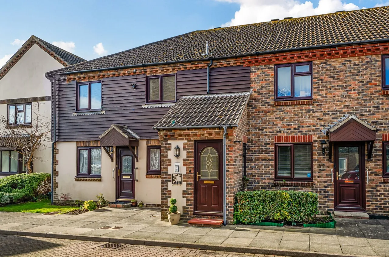2 bed property for sale, Elmer Road, St. Nicholas Court, PO22