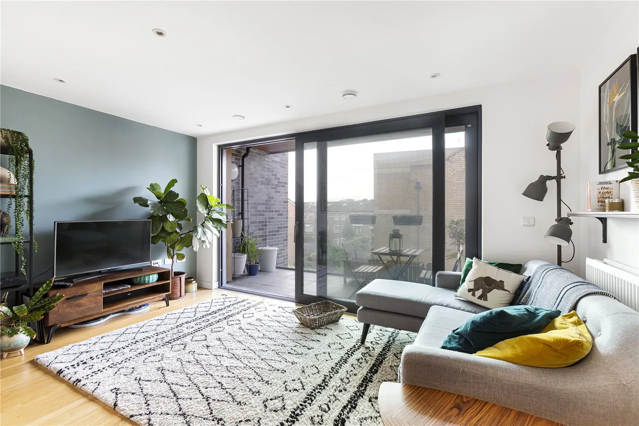 3 bed flat to rent, Dalston Lane, London, E8
