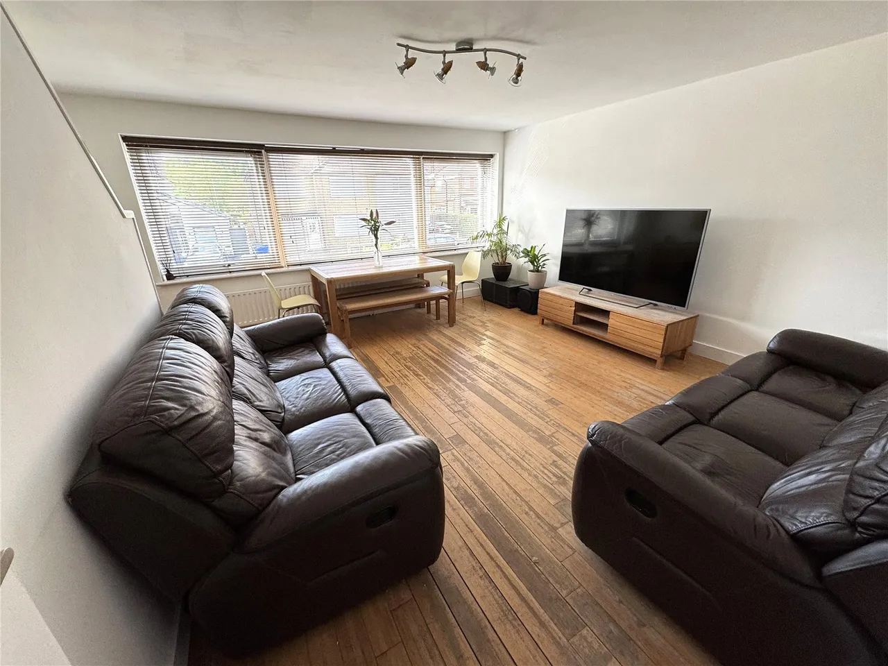 Ringwood Road, Farnborough, Hampshire, GU14 8BG, photo 2