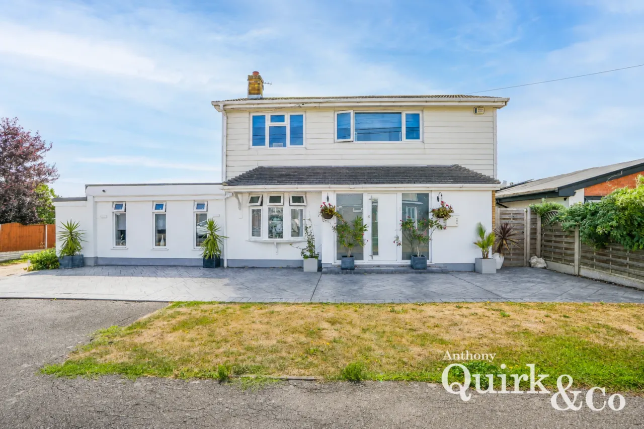 4 bed property for sale, Westerland Avenue, Canvey Island, SS8