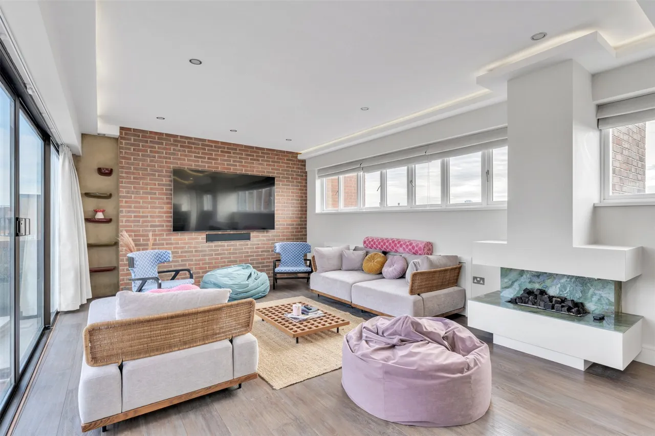 4 bed flat to rent, Drayton Gardens, London, SW10