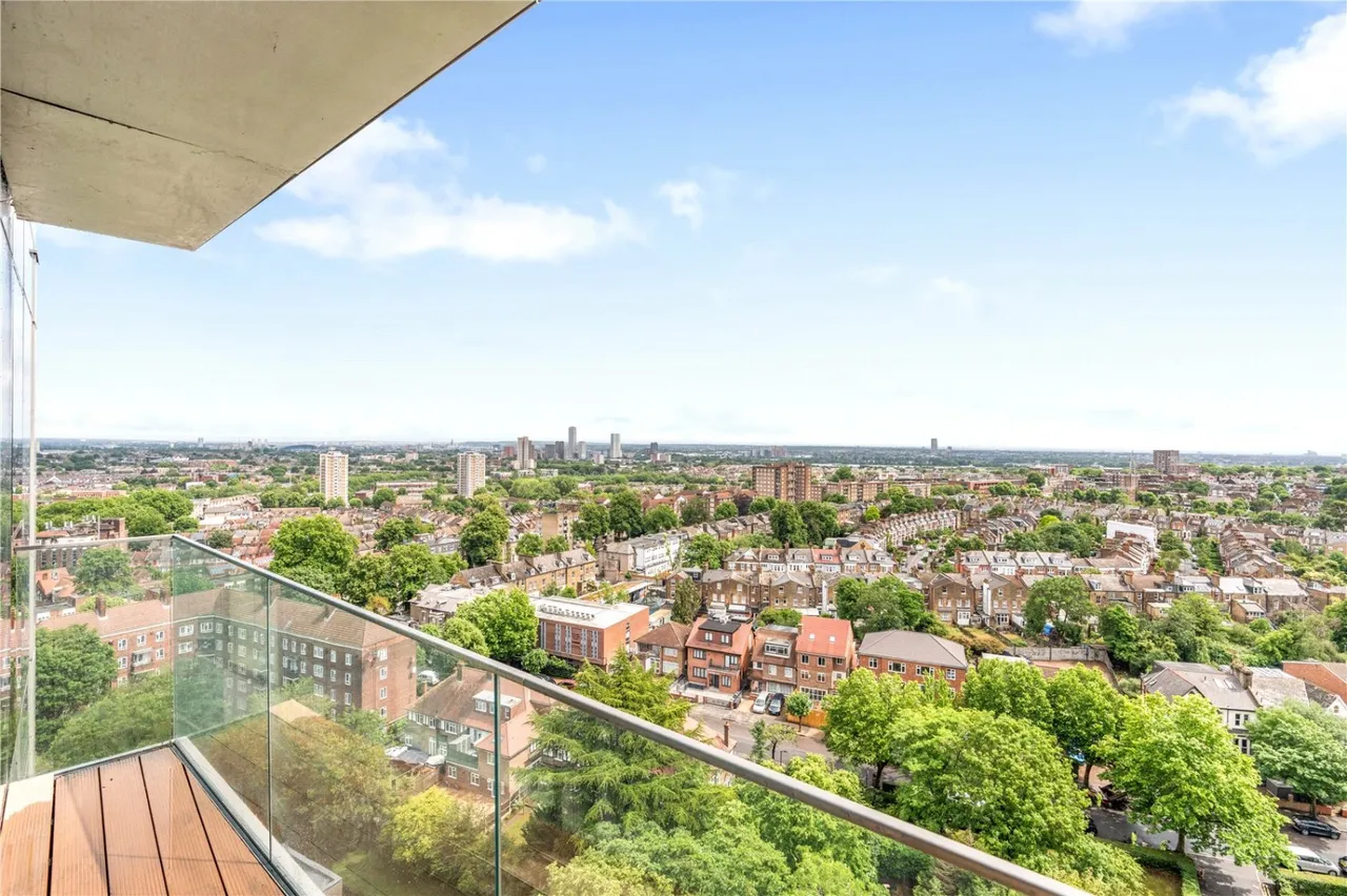 Newnton Close, Woodberry Down, N4, photo 2