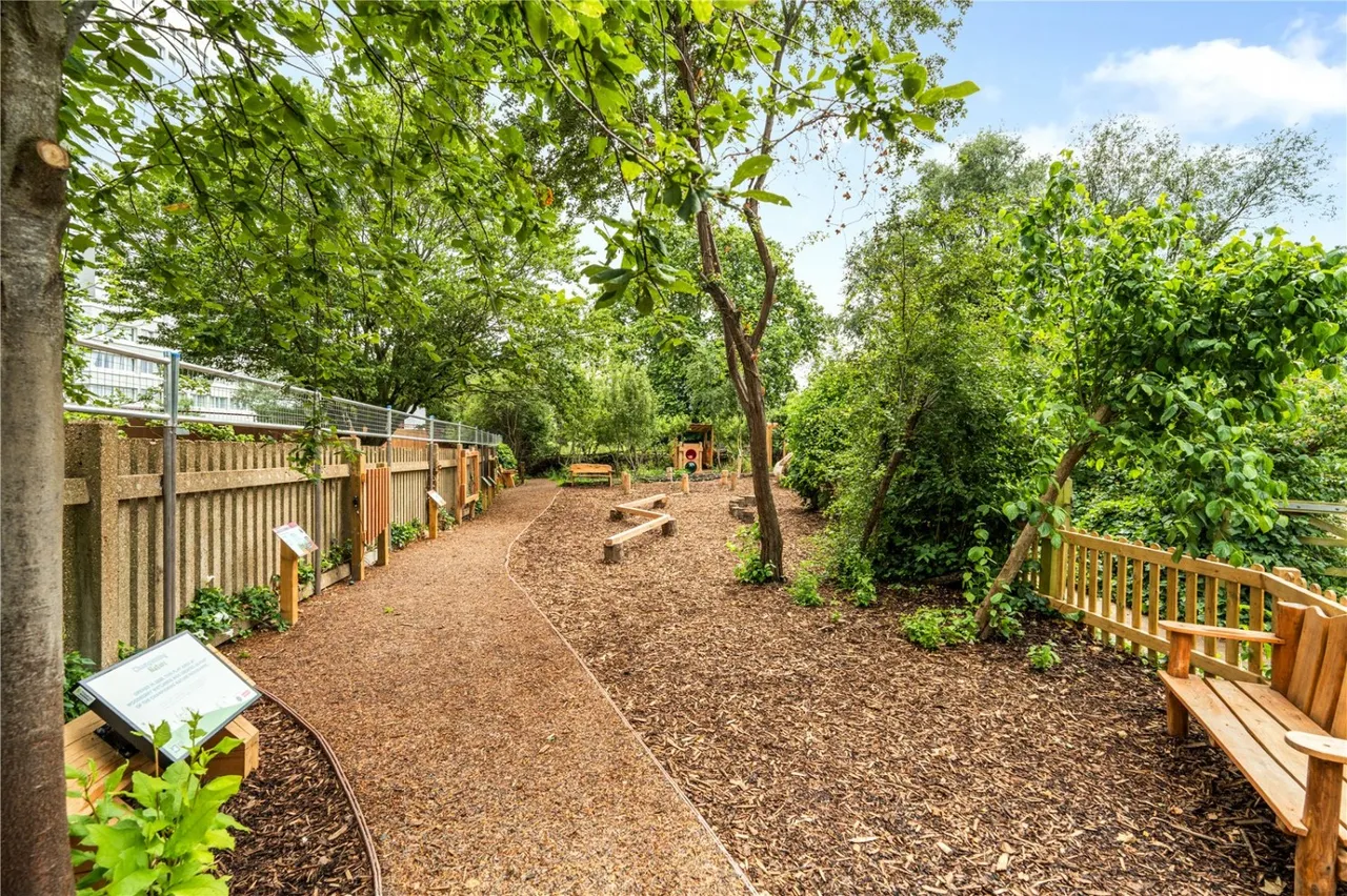 Newnton Close, Woodberry Down, N4, photo 19