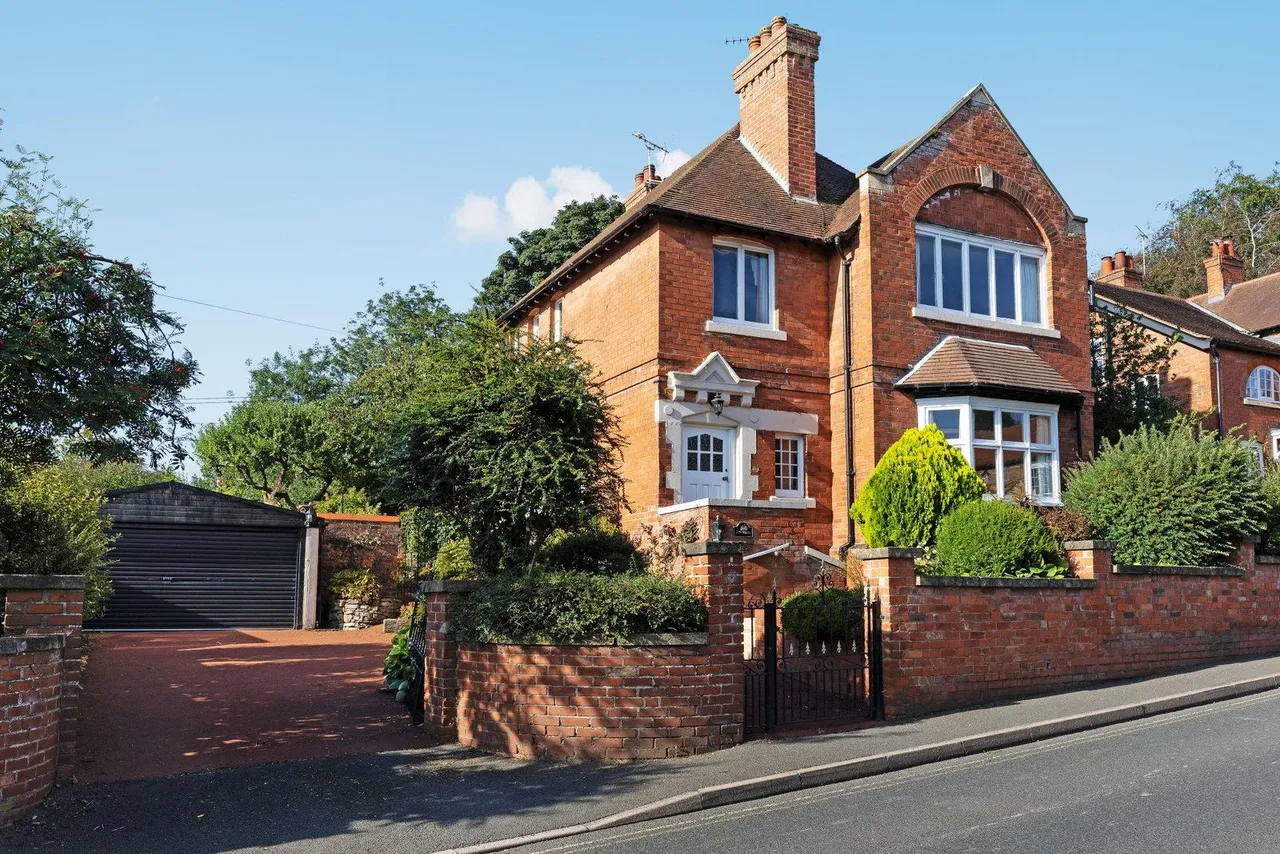 4 bed house for sale, High Street, Whitwell, S80