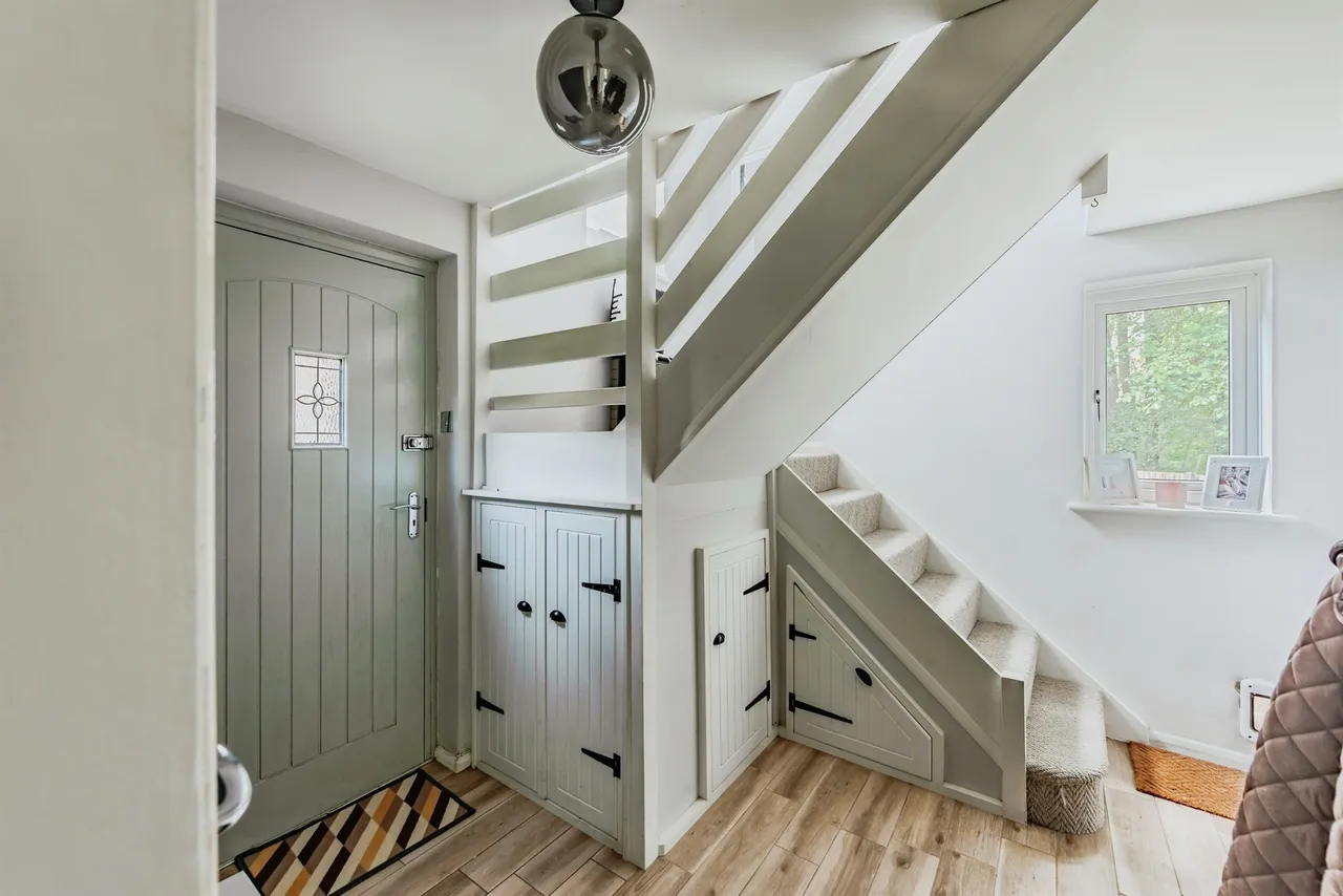 Lister Avenue, East Grinstead, RH19, photo 5