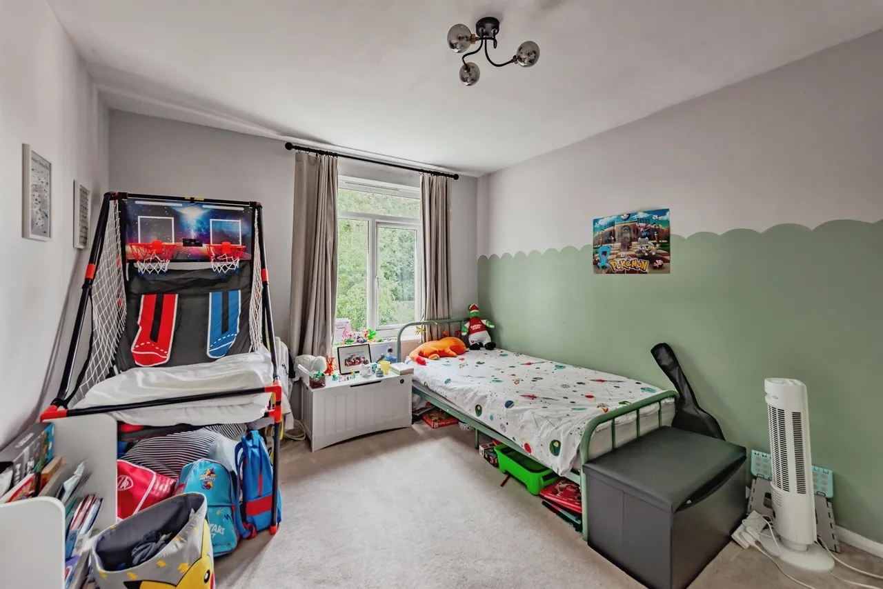 Lister Avenue, East Grinstead, RH19, photo 8