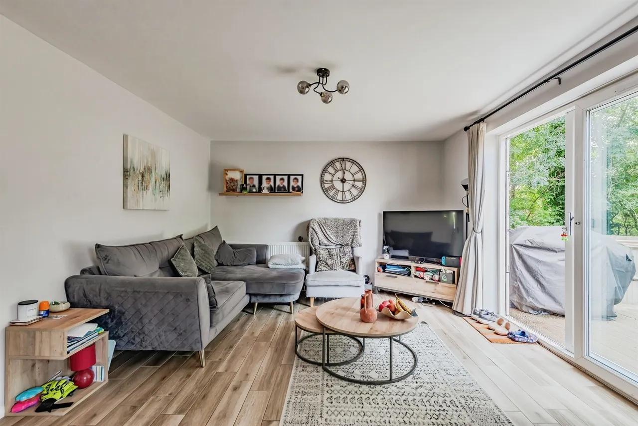 Lister Avenue, East Grinstead, RH19, photo 3