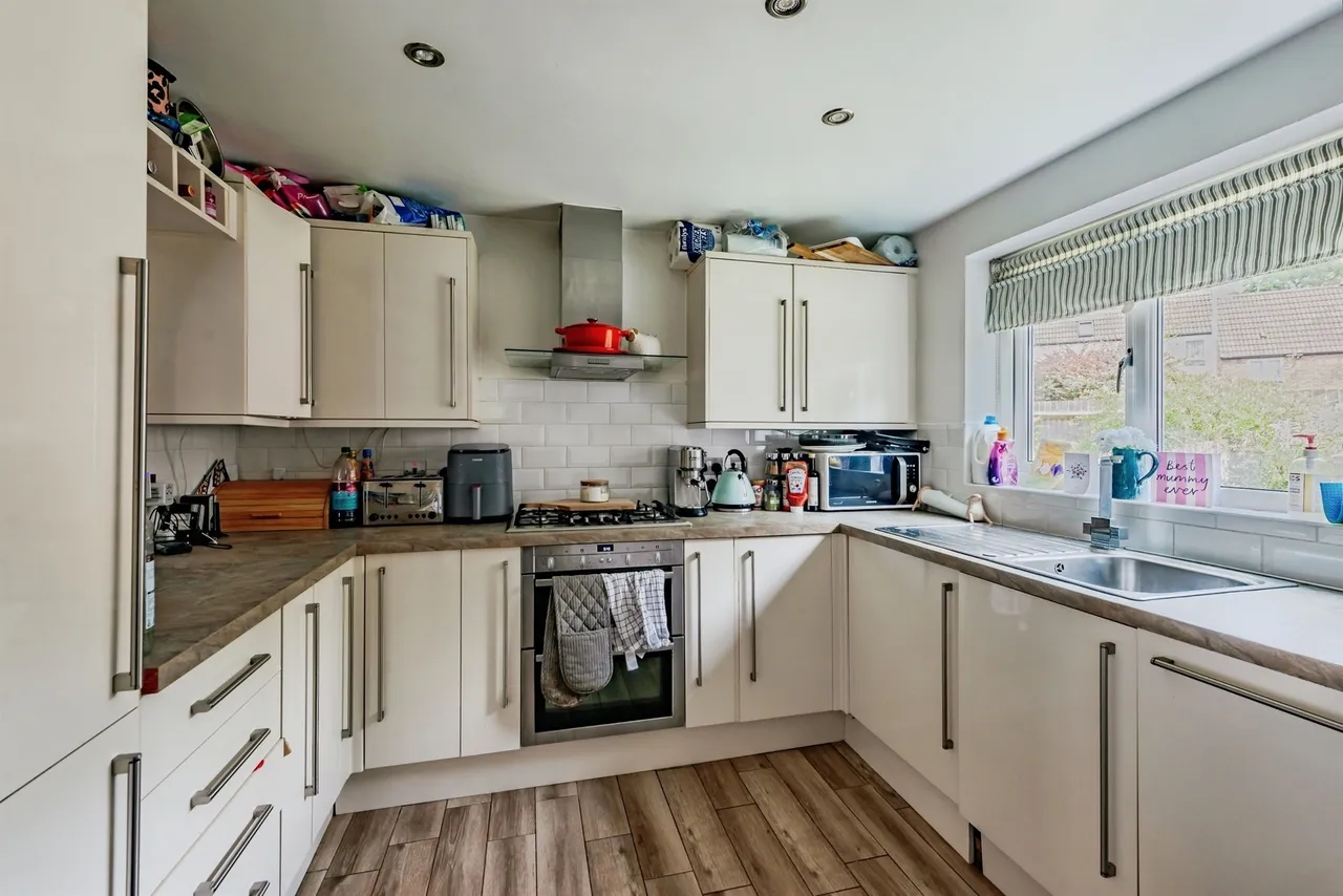 Lister Avenue, East Grinstead, RH19, photo 2