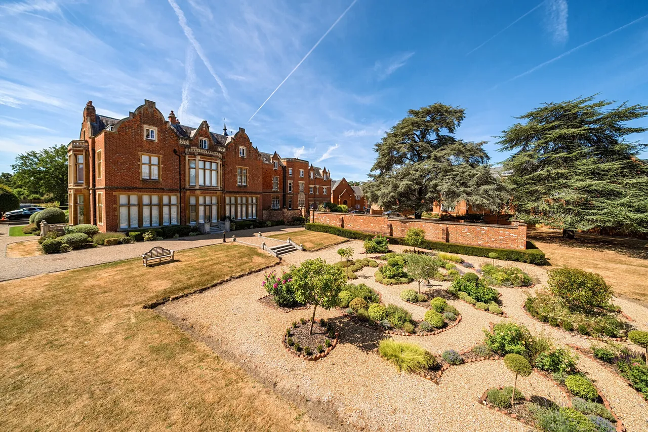Longbourn, Windsor, SL4, photo 2