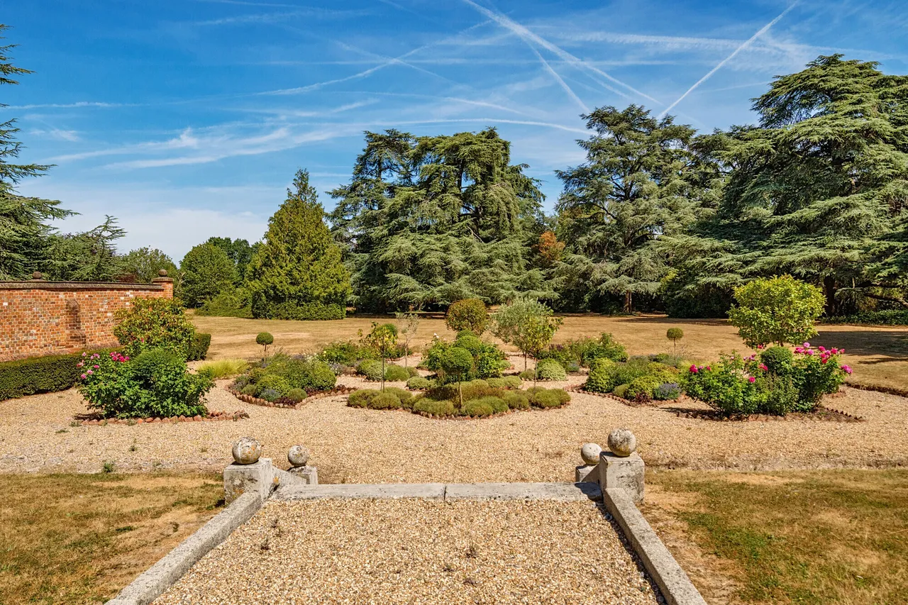 Longbourn, Windsor, SL4, photo 12