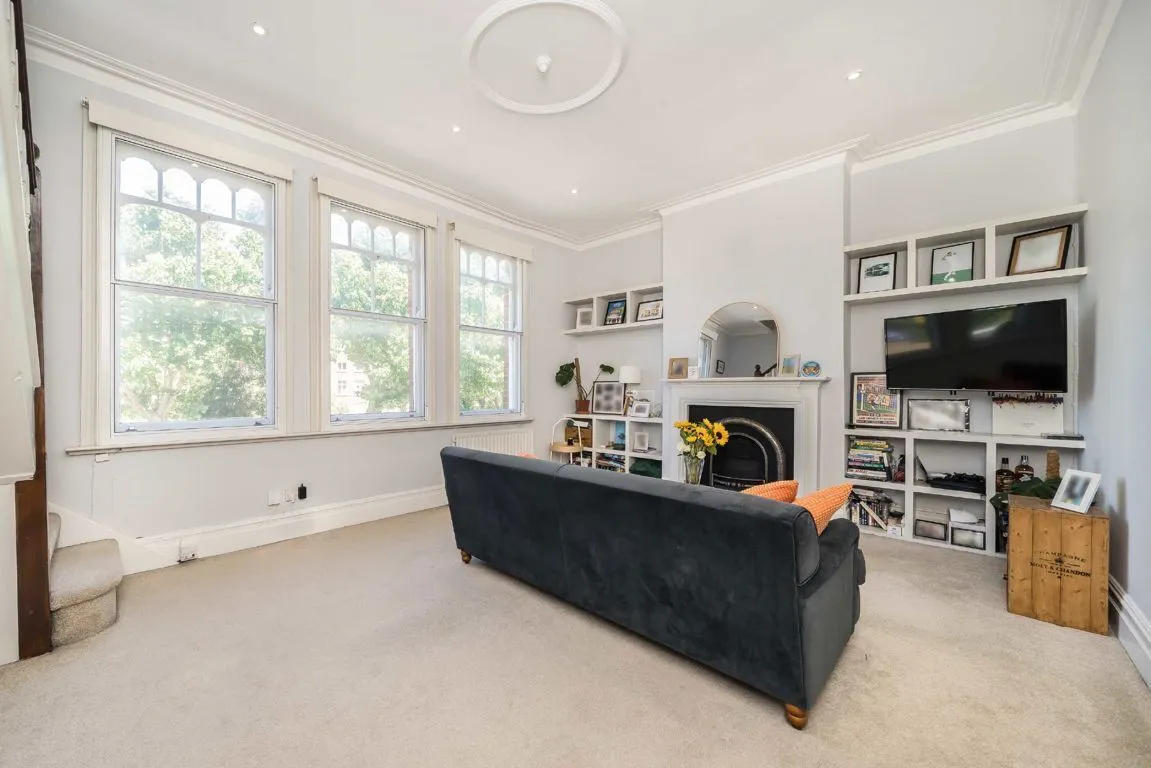 2 bed property for sale, Tooting Bec Road, SW17