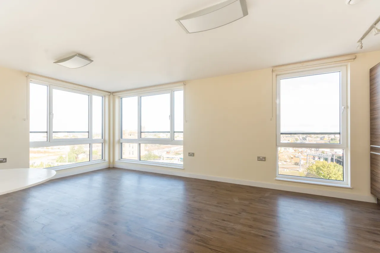 2 bed flat to rent — 815 TRS Apartments, The Green, Southall