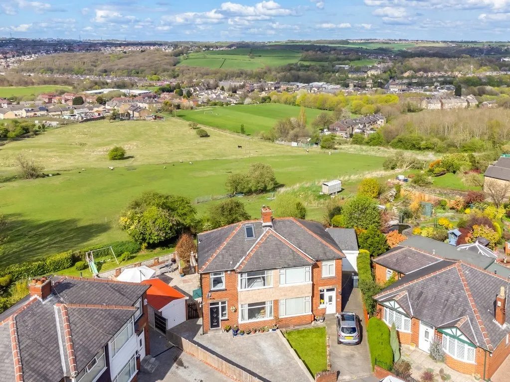 Hillcrest Avenue, Batley WF17 7HW, photo 17