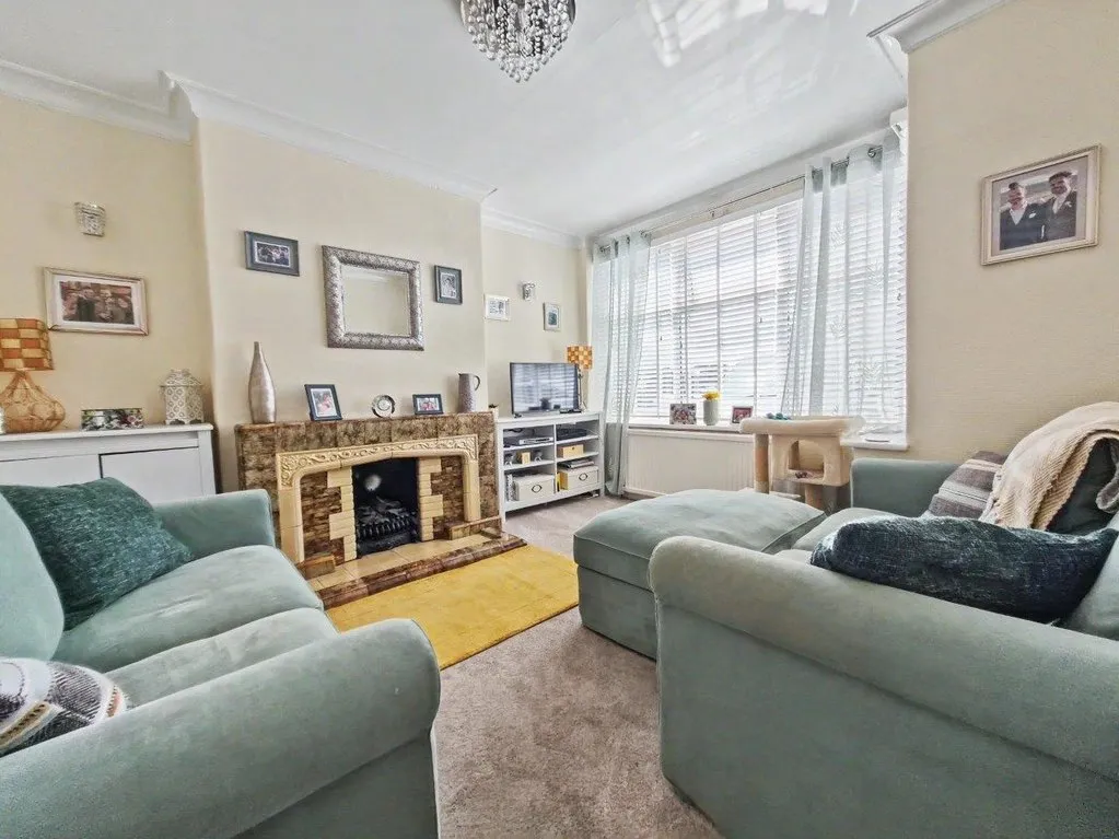 Hillcrest Avenue, Batley WF17 7HW, photo 3