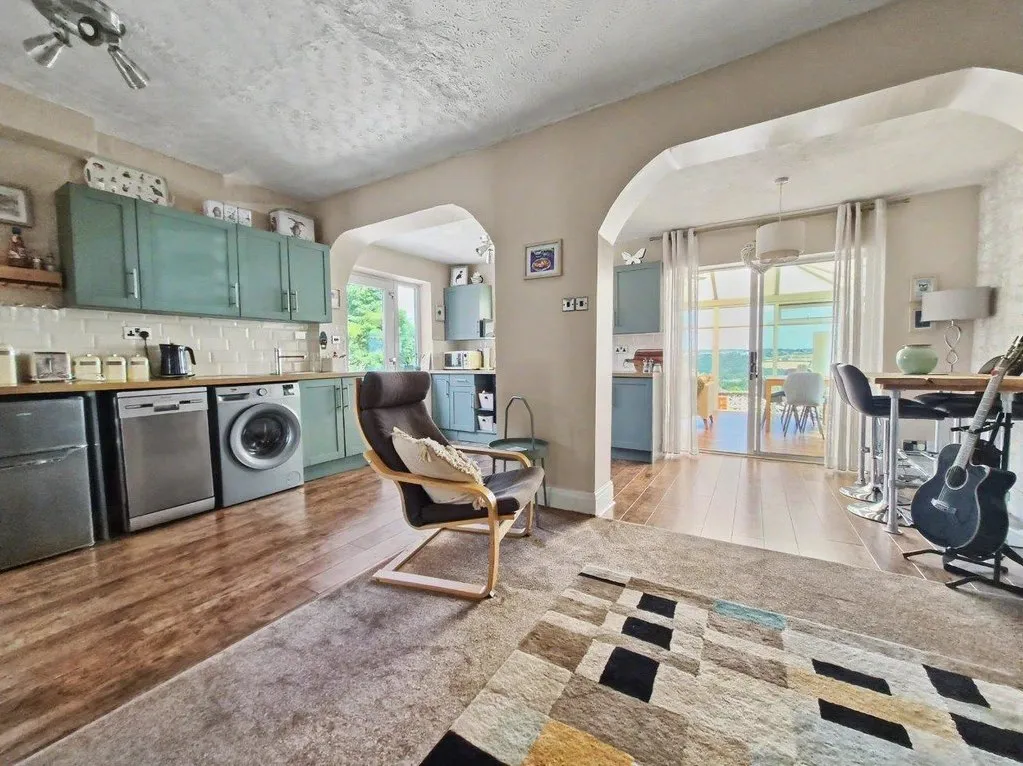Hillcrest Avenue, Batley WF17 7HW, photo 6