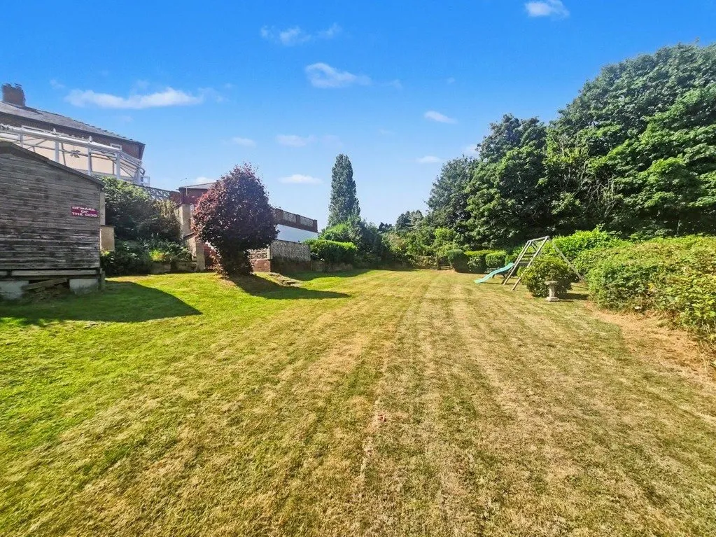 Hillcrest Avenue, Batley WF17 7HW, photo 25