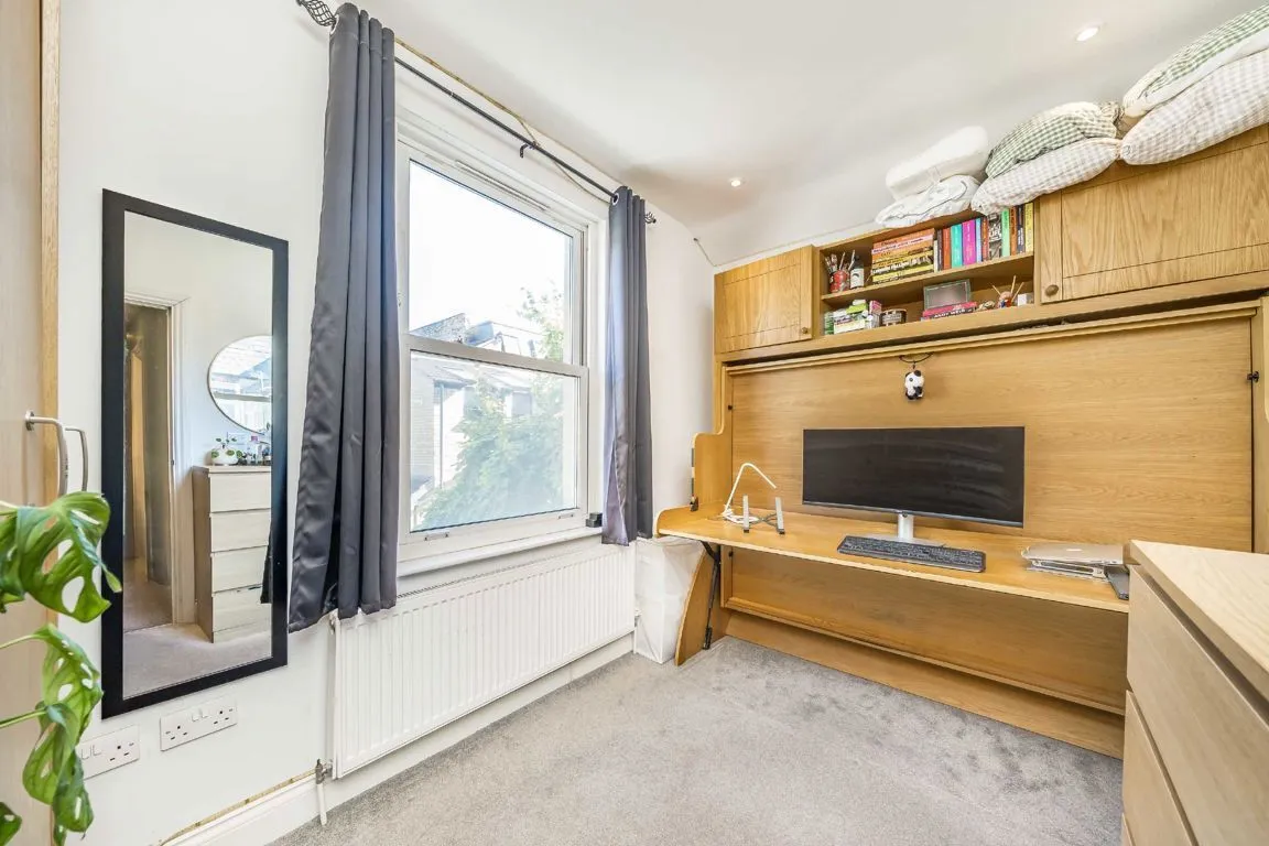 Garratt Lane, SW18, photo 4