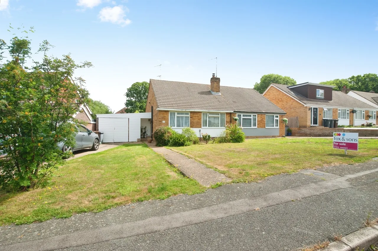 2 bed house for sale — Cresta Close, Polegate