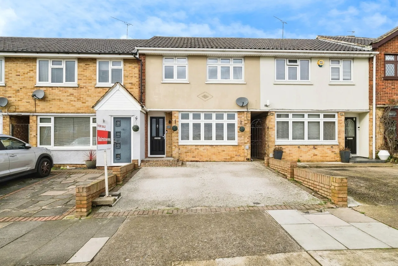 3 bed house for sale — Hillrise Road, Romford, RM5