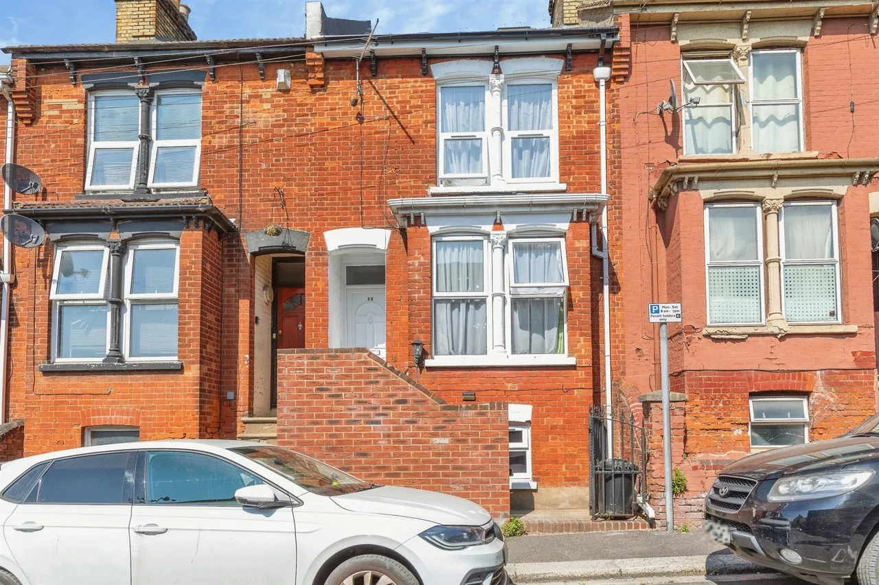 3 bed house for sale — Hillside Road, Chatham