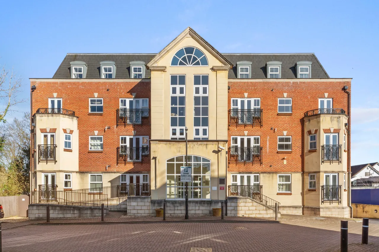 2 bed flat for sale, Post Office Lane, Beaconsfield, HP9