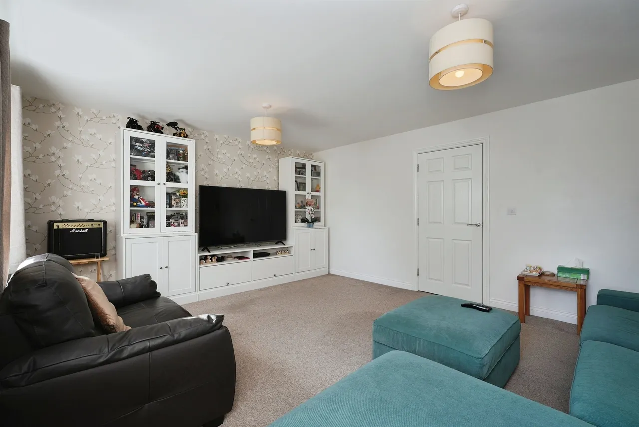 4 bed house for sale — Mayfield Avenue, Wyke, Bradford