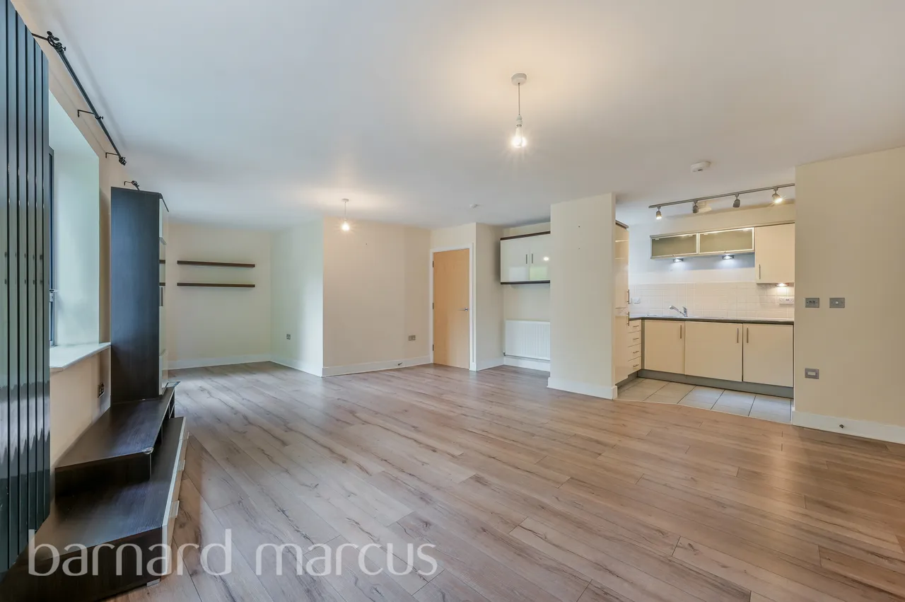 The Parade, Epsom, KT18, photo 2