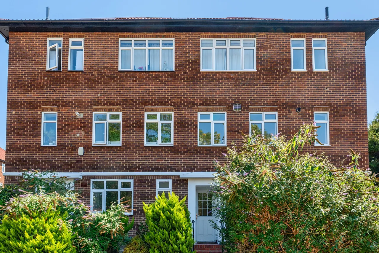 2 bed flat for sale, Cervantes Court, Northwood, HA6